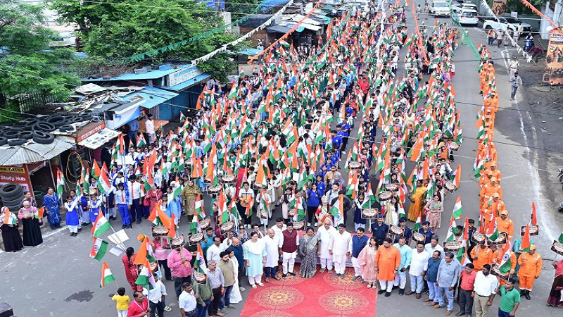 भोपाल की सड़कों पर उमड़ा तिरंगों का सैलाब, एक लाख लोगों के शामिल होने का दावा; नशामुक्ति का भी संदेश